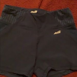Avía women shorts